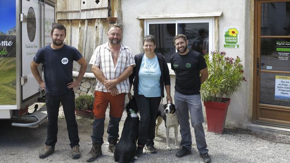 Depuis qu’ils ont ouvert leur boutique à la ferme, les quatre associés (de g. à d.) Marius Ramos, Éric et Bénédicte Fournié et Thibault Anne ont retrouvé  s perspectives d’avenir. © Frédérique Ehrhard